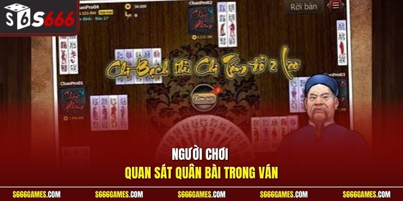 Người chơi quan sát quân bài trong ván